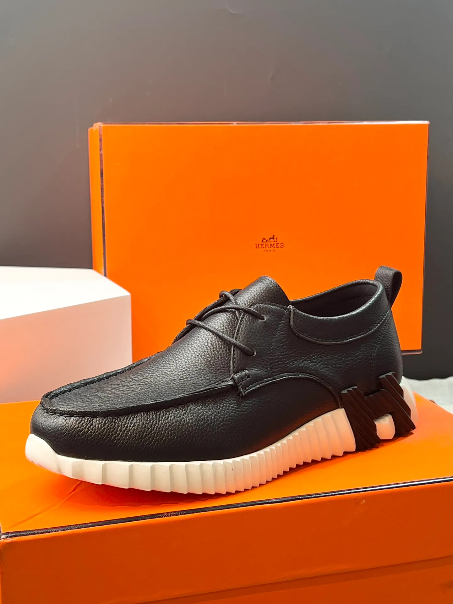 PP660【Hermes】fe new arrival~New Bouncing sneakers are the most comfortable shoes from Hermès. They are extremely light on the feet and look great. You won’t feel tired even when you go shopping and running around👍. They are light and comfortable. They are extremely light. They are perfect for both sports and leisure. They feel great when you step on them! It’s up to you to choose, there’s always what you want~ ✔️Fabric: Imported first-layer cowhide ✔️Inner lining: Imported water-dyed cowhide ✔️Outsole: Seamless combination of IP+TPU (multi-color letters) German technology irradiation machine ✔️Code number: Male 38-44 (45 customized)